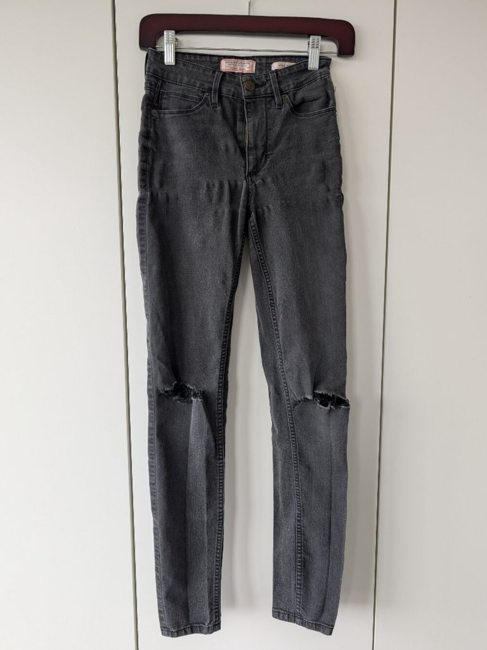 Guess 1981 Skinny Jeans Faded Black Distressed Knee Size 24